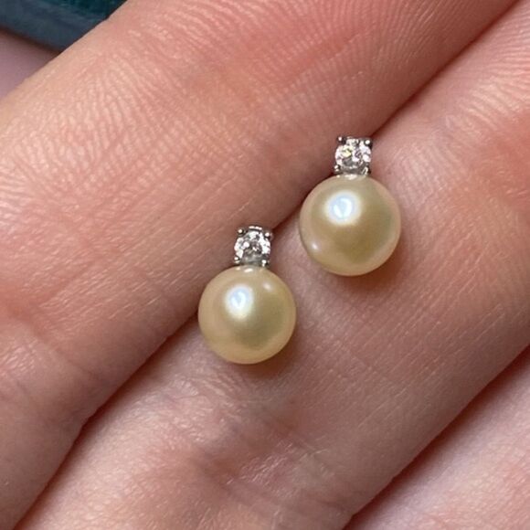 💛 14k White Gold Plated Designer Faux Pearl & CZ Stud Earrings - Picture 6 of 7